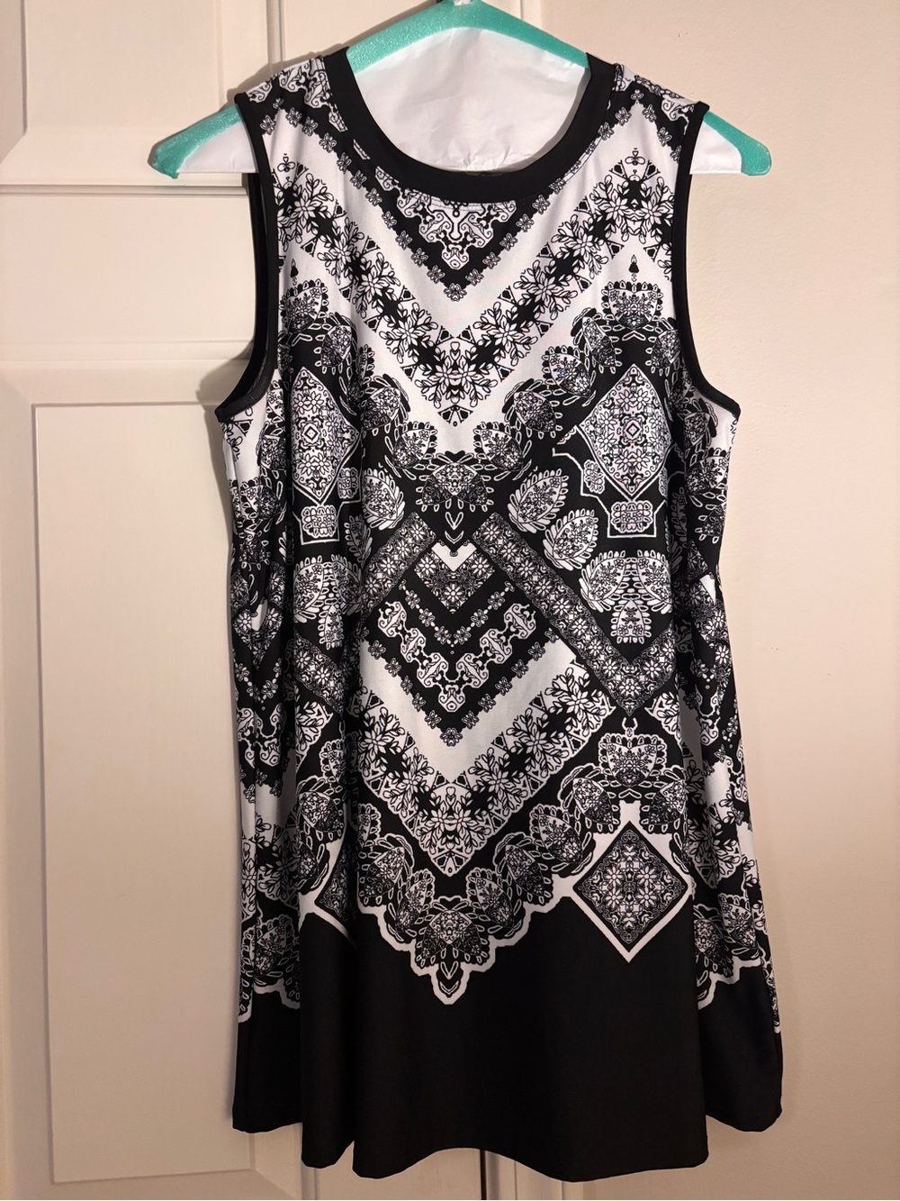 Apt. 9 Black & White Sleeveless Printed Swing Tank